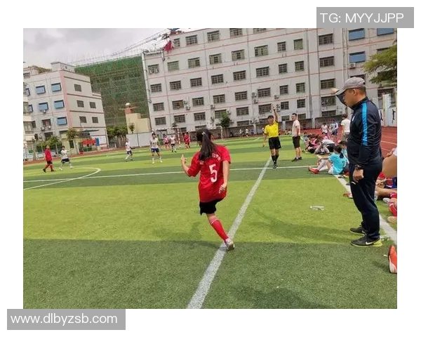 昔日天才少年再遇恩师绿茵重逢泪洒赛场情谊感动众人